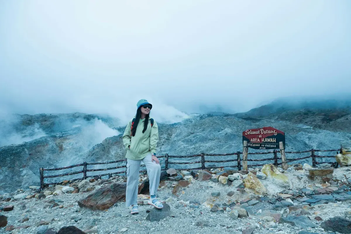 Blog podróżniczy — Woman exploring the misty Kawah Ijen volcano area in Indones